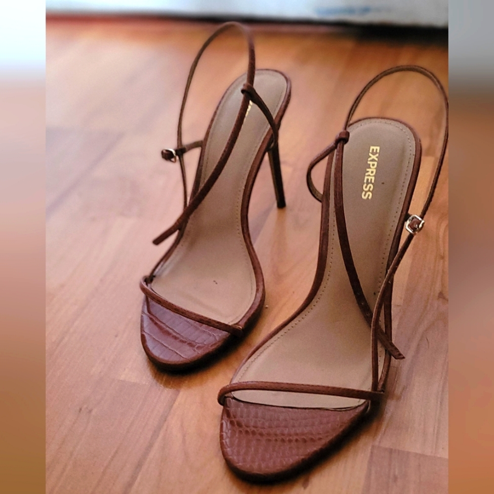Strqppy Heels